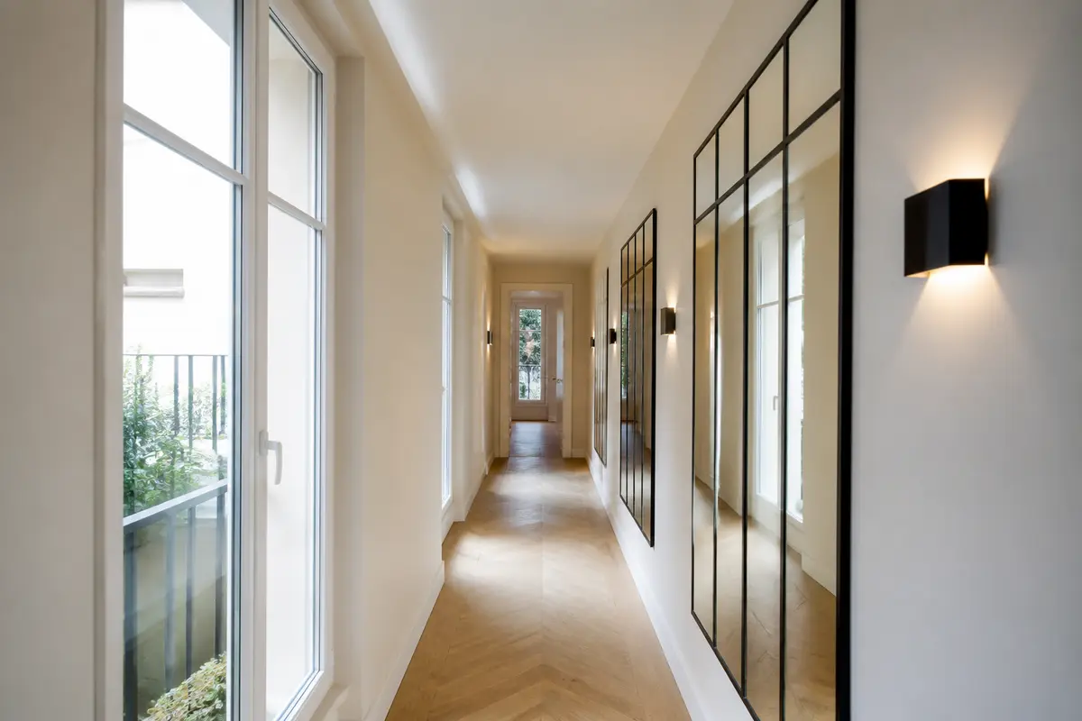 Idée déco couloir long et étroit : 7 astuces pour l’agrandir