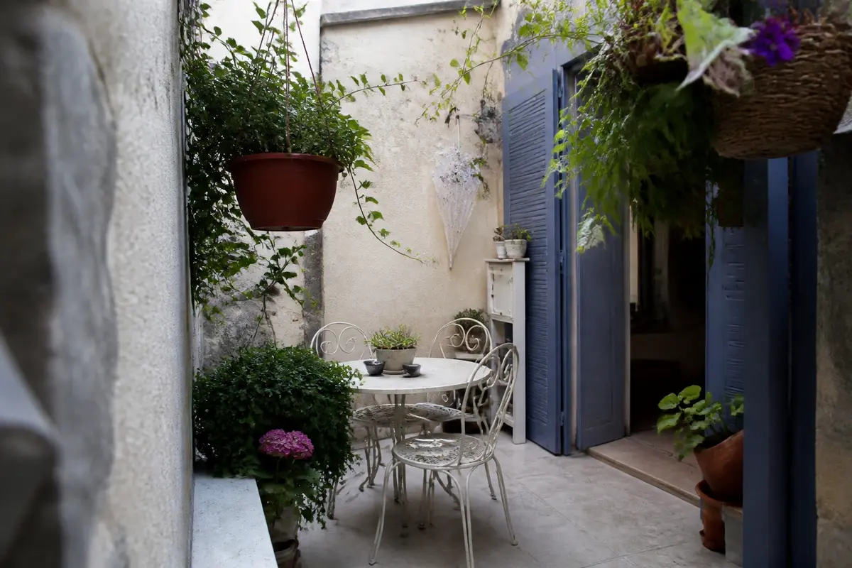 Petite terrasse cosy : 7 idées faciles pour un espace chaleureux