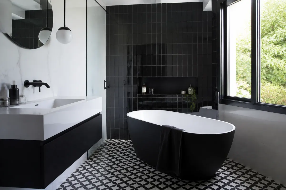 Salle de bain noir et blanc : 7 idées déco élégantes et audacieuses